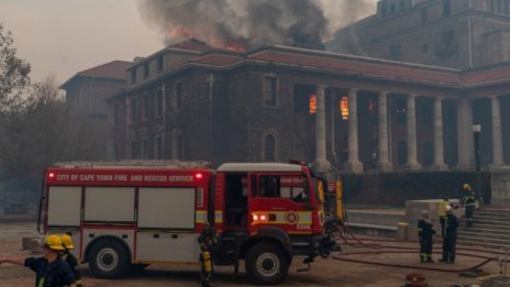 Горски пожар обхвана исторически сгради в Кейптаун