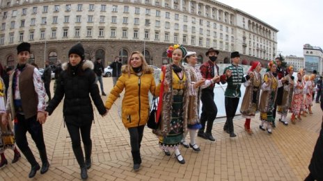 "Българе“ и "Чинари" на протест, танцуваха на Ларгото