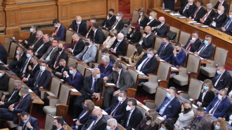 Обстановката в парламента вече била предизборна