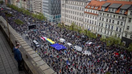 Многохиляден протест в Прага срещу президента Земан