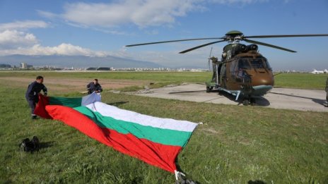 Водосвет на бойните знамена, но без парад днес