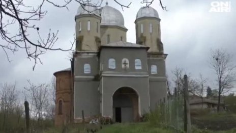 Храм в Силистренско тъне в разруха