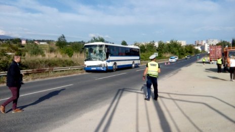 Петима са откарани в болница при катастрофата на Е-79