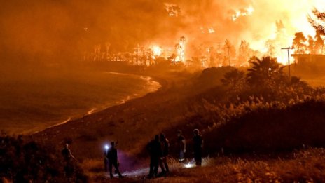 Гръцки огнеборци се надяват да овладеят горския пожар