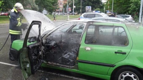 Паркирана кола пламна в Благоевград 