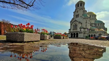 Чака ни слънчев уикенд, на места слаби дъждове