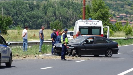 Жрица изскочи на пътя, "Рено" се блъсна в мантинела