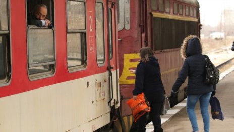 Пуснаха движението на влаковете през Белово