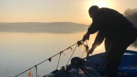 За месец във Варна извадиха 3 км бракониерски мрежи