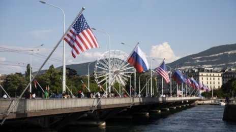 Властите в Женева спешно купуват руски и американски знамена