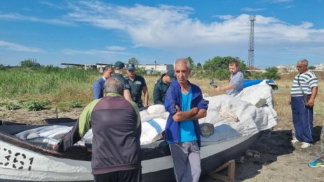 Роми с лодки атакуват кораби на рейд в Бургас, целта - кражби 