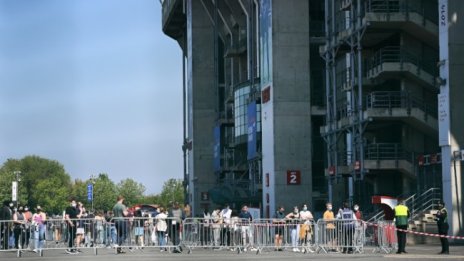 Опашки се извиват покрай футболни стадиони в Лондон, но за ваксини