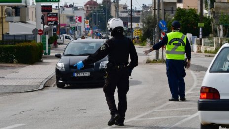 Глоби в Гърция за неносене на маски в автомобилите 