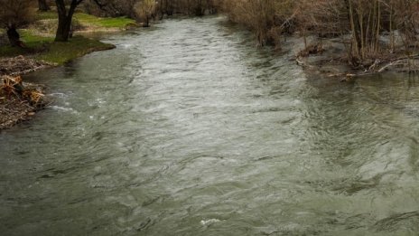 Изпусната вода от ВЕЦ заля чешки туристи, спасиха ги пожарникари 