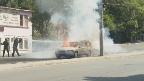 Кола избухна в пламъци в Бургас, шофьорът - с леки наранявания