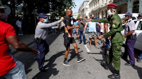 След протестите: Куба свали митата за внос на храна и лекарства