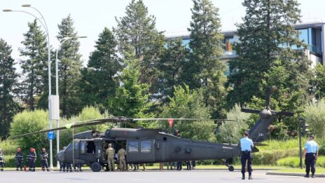 Боен хеликоптер на САЩ кацна ненадейно в центъра на Букурещ