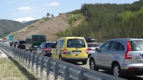 Затруднено движение към Перник заради аварирал ТИР