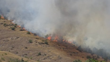 Пожарът в РС Македония на 2 км, евакуират Симитли?