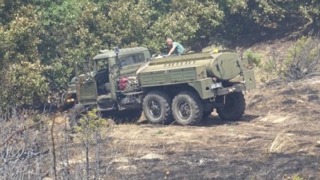 Военните и днес помагат при гасенето на пожарите в страната