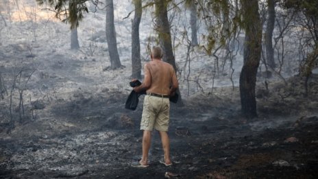 Огненият ад в Гърция не стихва, пожарите се разрастват 