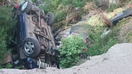 В Хасково: Караш по улица и колата ти пада... в пропаст