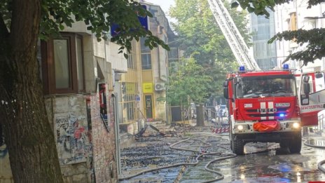 Овладян е пожарът, засегнал няколко сгради в центъра на Благоевград