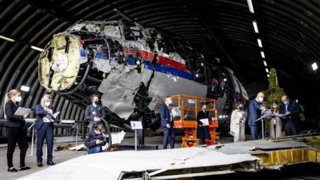 Семействата на загиналите в полет MH17: Знаем, че Русия ни лъже