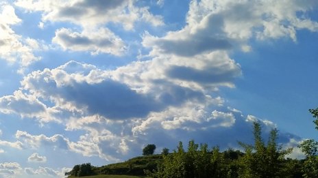 Облачно, хладно, с температури между 20° и 25°