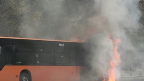 Автобус се запали в София и блъсна три коли