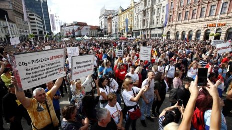 Хиляди на протест срещу Covid-мерките в Загреб