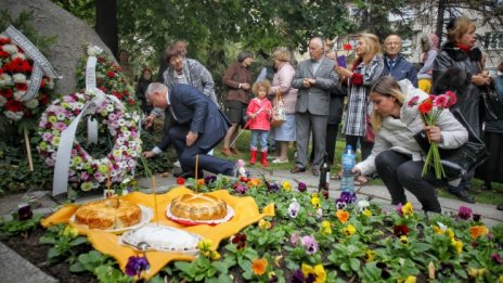 Граждани отрупаха с цветя паметния камък пред гроба на Иван Вазов