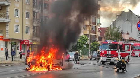 Кола изгоря насред столичен булевард