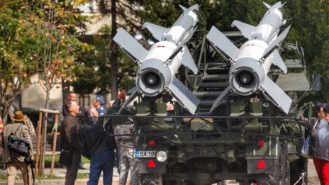 Бойна техника превзе площада в София за 60-годишнина във ВВС