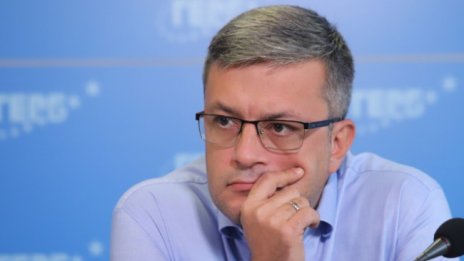 Биков: Радев е съдия на мача, който се опитва да вкара гол на ГЕРБ 