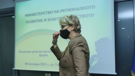 Министър Комитова: Фирмите от пътното строителство разделени на две