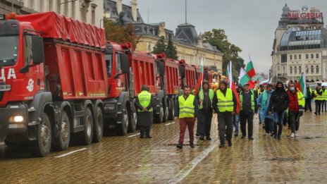 Тежка техника на жълтите павета: Протест на пътните фирми 