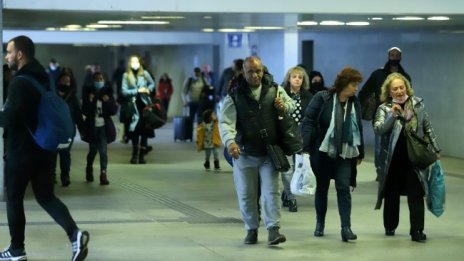 Въпреки заболеваемостта: Без маски на Централна жп гара