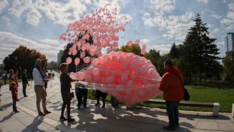 Розови балони в памет на жените загубили битката с рака на гърдата 