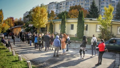 Сривове в системата доведе до опашки за ваксиниране пред "Света Анна"