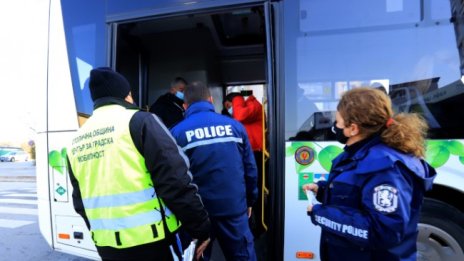 Проверки за носене на маски в столичния градски транспорт 