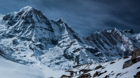 Трима френски алпинисти се издирват в Непал