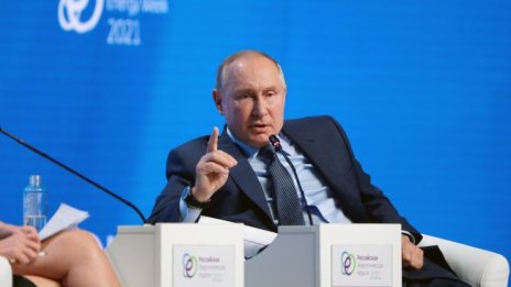 Путин вече е с трета доза, сложи си "Спутник лайт"