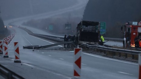 Напълно изгорял е автобусът-ковчег, запалил се на АМ „Струма"