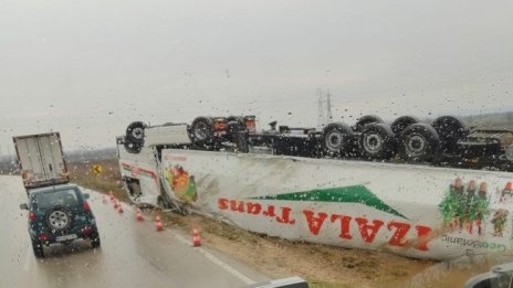 ТИР се преобърна на пътя за Дунав мост 2