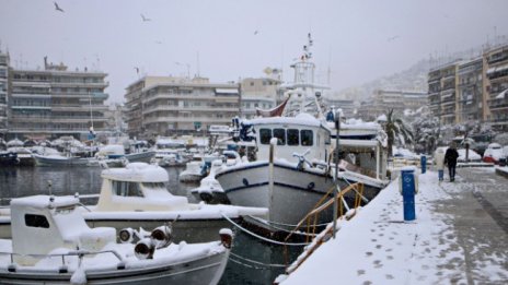 Морски бури и ветрове спряха фериботи в Гърция