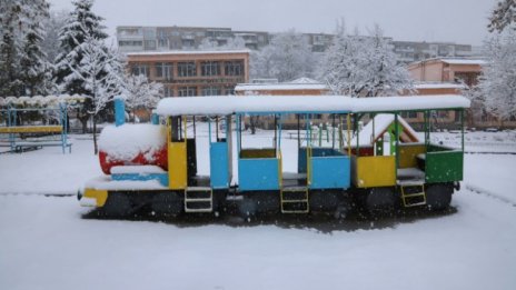 Силен вятър отнесе покрива на детска градина в Ново село