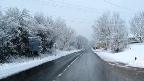 Частични заледявания по планинските пътища в Смолянско