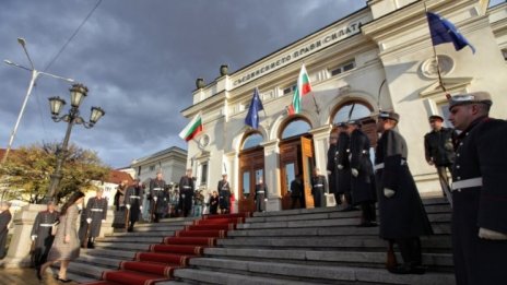 Три за щастие: Три избора, два провалени парламента, кабинет от трети опит 