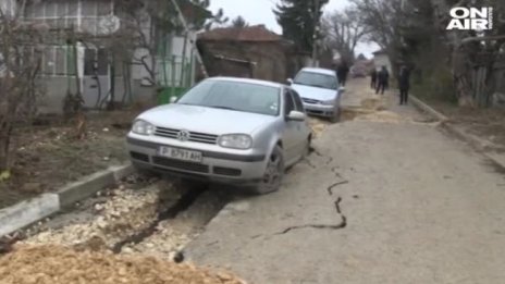 Паркирани коли пропаднаха на улица в Русе